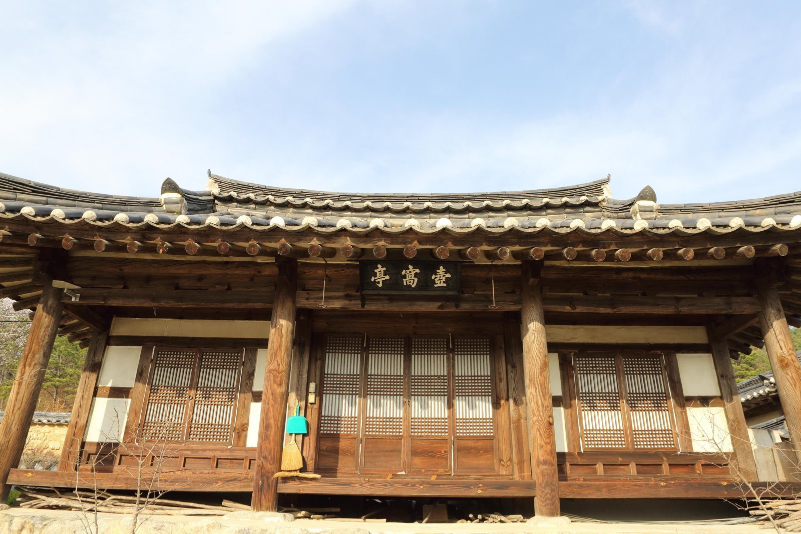 마을의 한옥. 기와지붕 아래 나무 기둥과 창살문, 툇마루가 보인다.