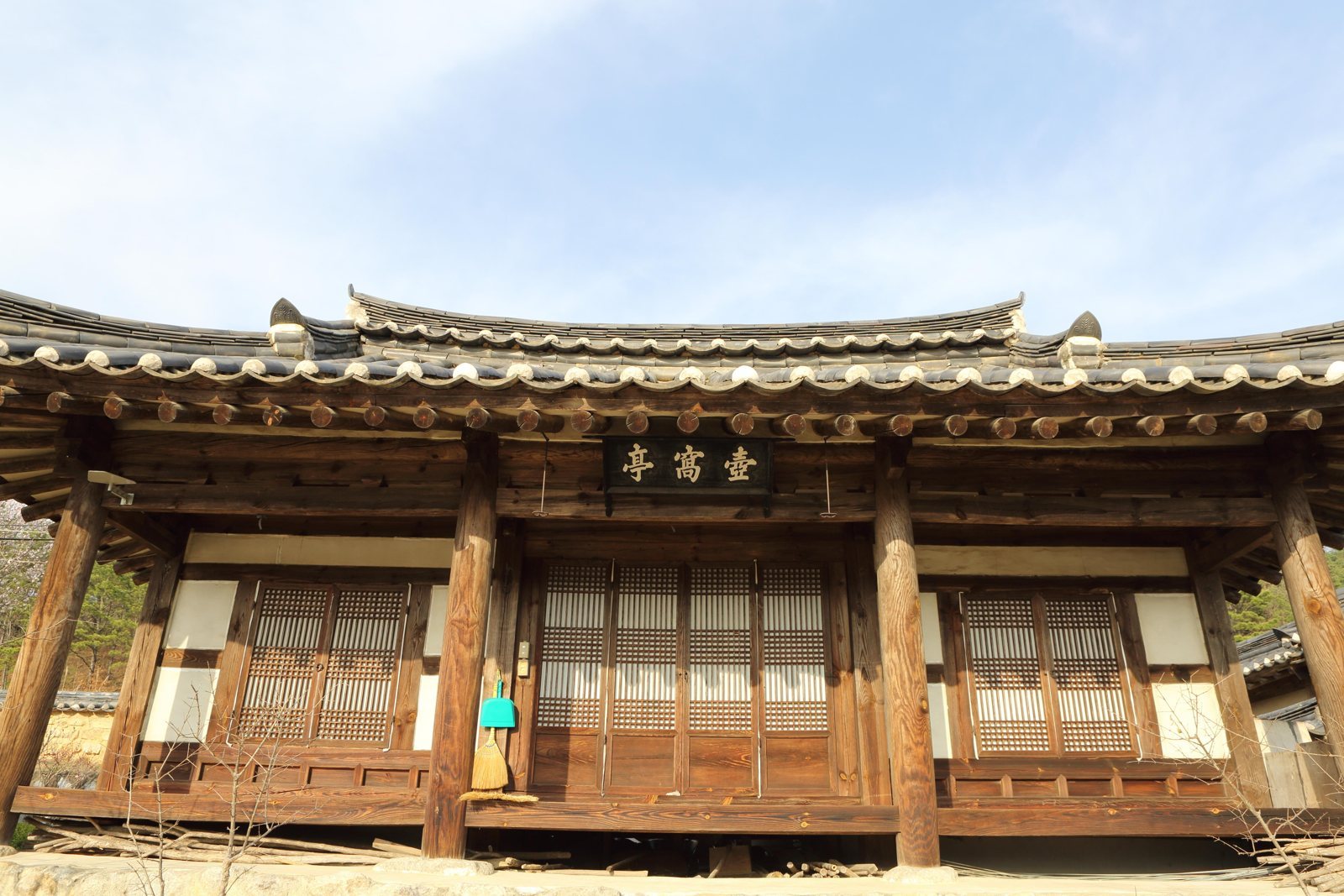 마을의 한옥. 기와지붕 아래 나무 기둥과 창살문, 툇마루가 보인다.